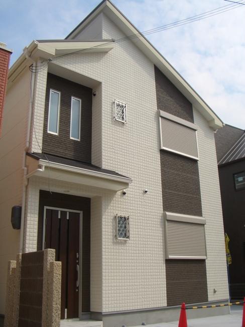 Same specifications photos (appearance). Southeast corner lot