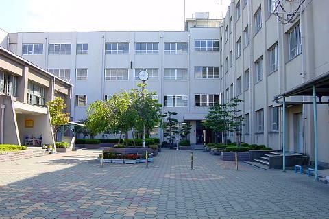 Primary school. Takatsuki Tatsukanmuri elementary school 647m elementary school is also safe because the junior high school is also a within a 10-minute walk from the