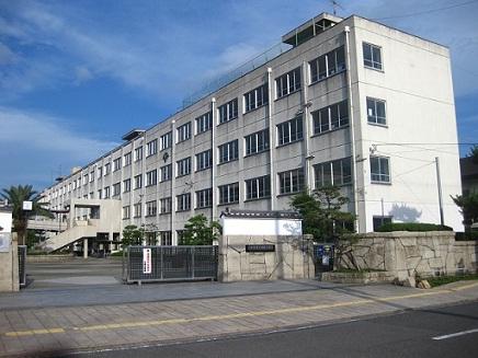 Junior high school. 1100m to Takatsuki Municipal first junior high school