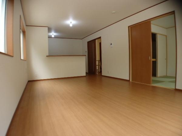 Same specifications photos (living). Spacious living space of the family of the rest