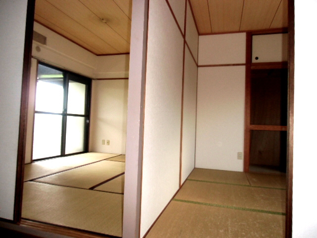 Living and room. ● toward the Japanese-style room ●