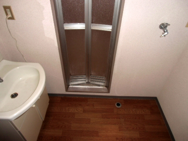 Washroom. ● The laundry storage and bathroom entrance door and wash basin ●