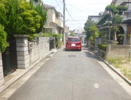 Local photos, including front road. Facing the north side road, Width is about 4.7m