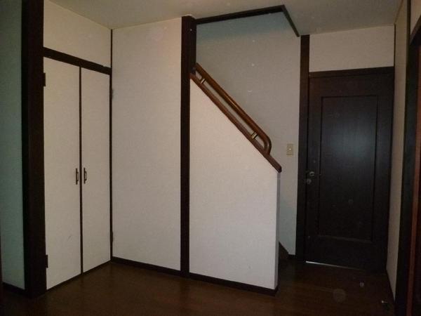 Entrance. It is Hall Partial. There is housed in a staircase next to.