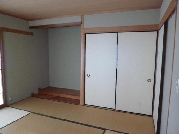 Other introspection. First floor Japanese-style room is an 8-tatami room.