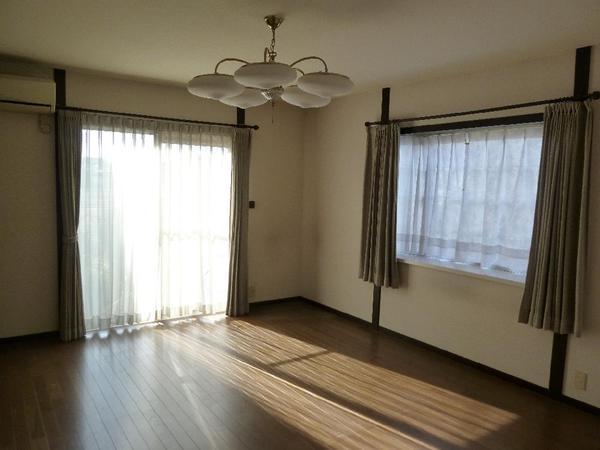 Living. The living room is a 10-tatami room. South, There is the opening on the west side. Furniture, etc. are not included in the sale.