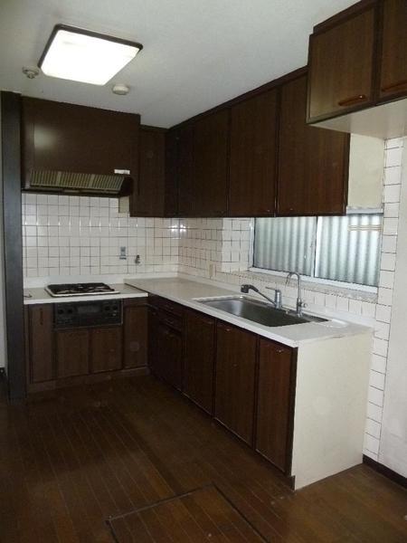 Kitchen. Kitchen. The kitchen has a six-mat size, It has become a space with a space.