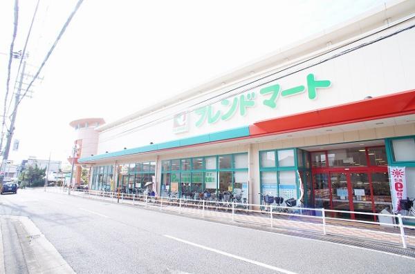 Supermarket. Is a 2-minute walk from the 20m super to super.