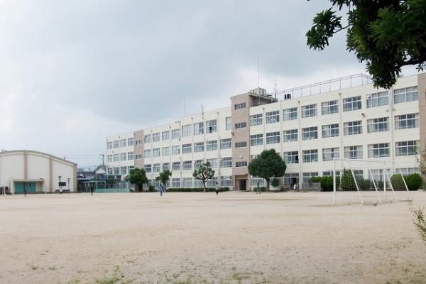 Junior high school. 964m until the second junior high school