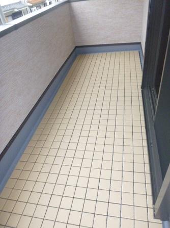 Balcony. Spacious south-facing balcony has a total of two places around is calm traffic even less, Is a quiet environment. School there is pedestrian traffic for close. There is a convenience store street at night also safe ◎