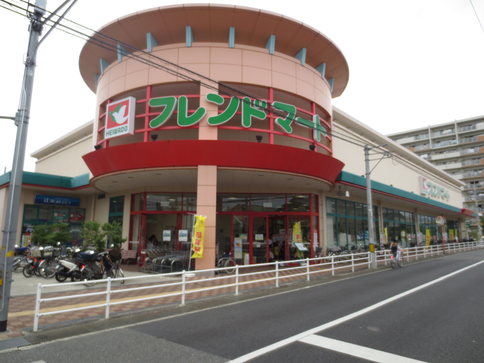 Supermarket. 755m to Friend Mart Takatsuki Himuro store (Super)