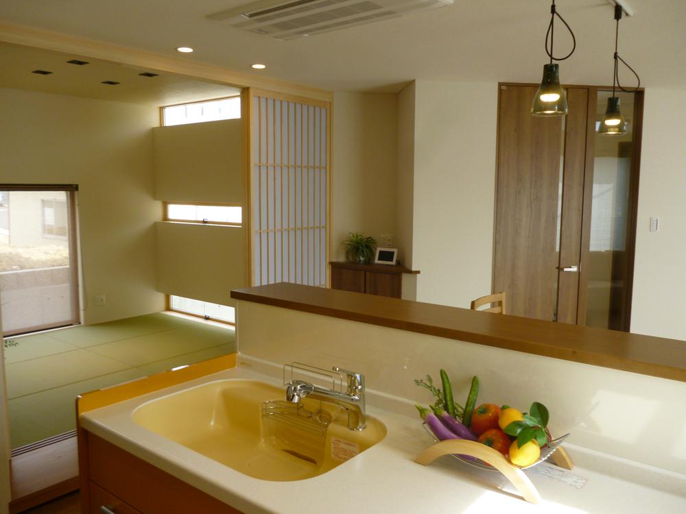 Kitchen.  ・ 4LDK + 2 cars garage  ・ Solar power installed  ・ Land 37.82 square meters  ・ Building 32.59 square meters