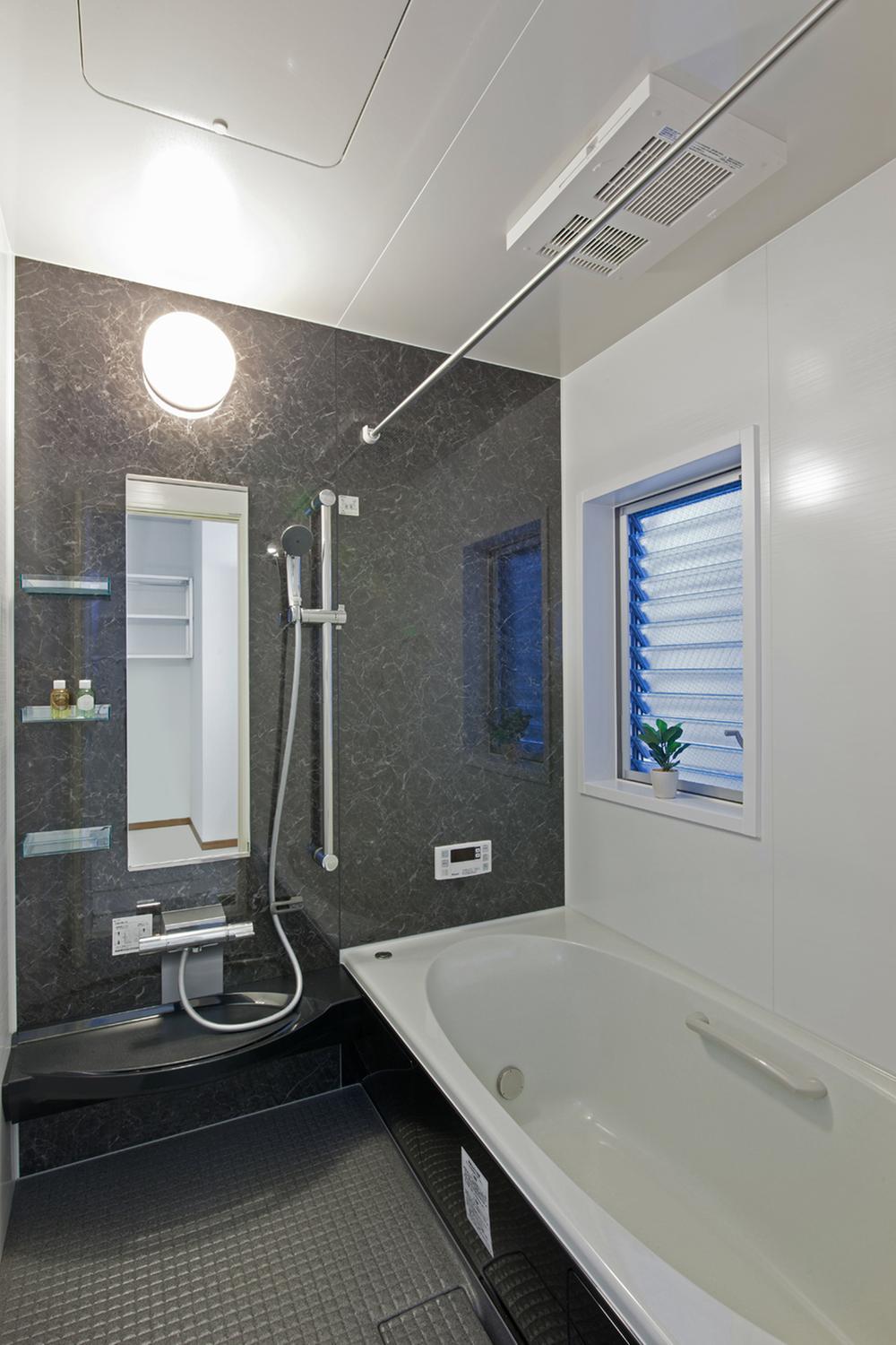 Bathroom. The bathroom is clear of the 1616 type (1 Tsubodai), Cold hard to keep warm tub of high hot water thermal insulation properties, With heating ventilation dryer. Hot water clad in automatic ・ Reheating ・ Is an advanced type equipped with a variety of functions, such as thermal insulation.