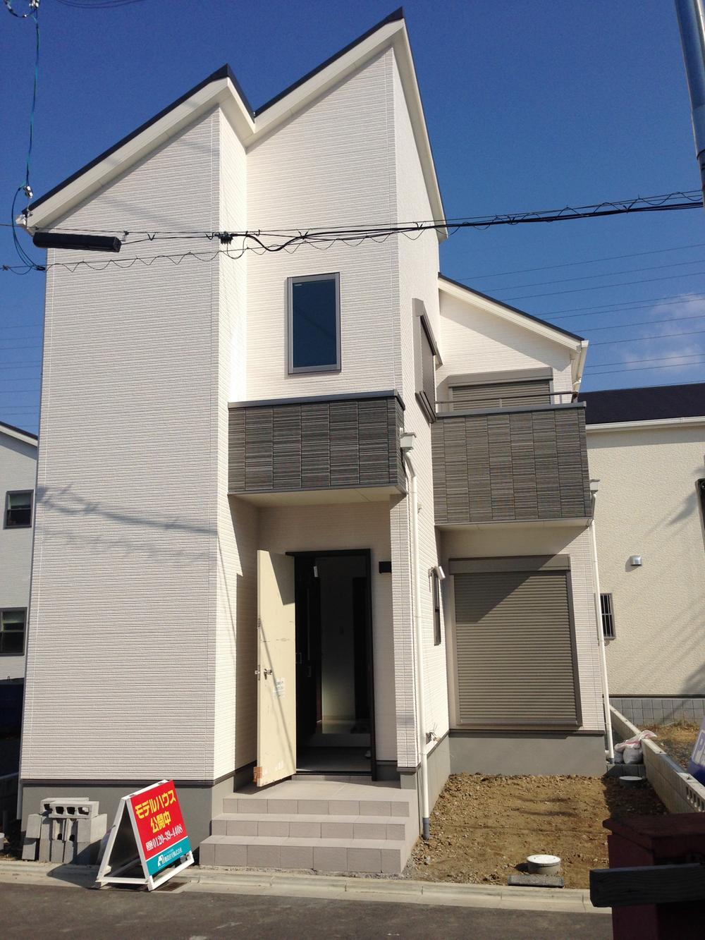 Local photos, including front road. Birth in the corner of a quiet residential area of walking distance from a variety of city functions are integrated "Takatsuki" station. Because within 10 minutes all school environment is up to junior high school from nursery, Will it can be said that the location of the very sense of security for the child-rearing generation.