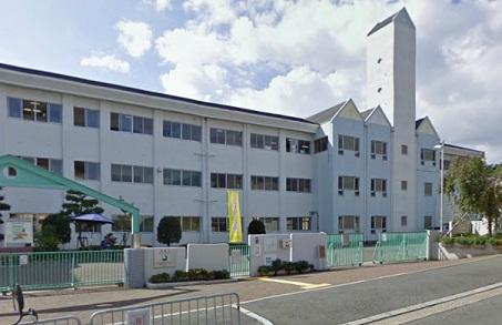 Primary school. 921m to Takatsuki Municipal Abu-San Elementary School
