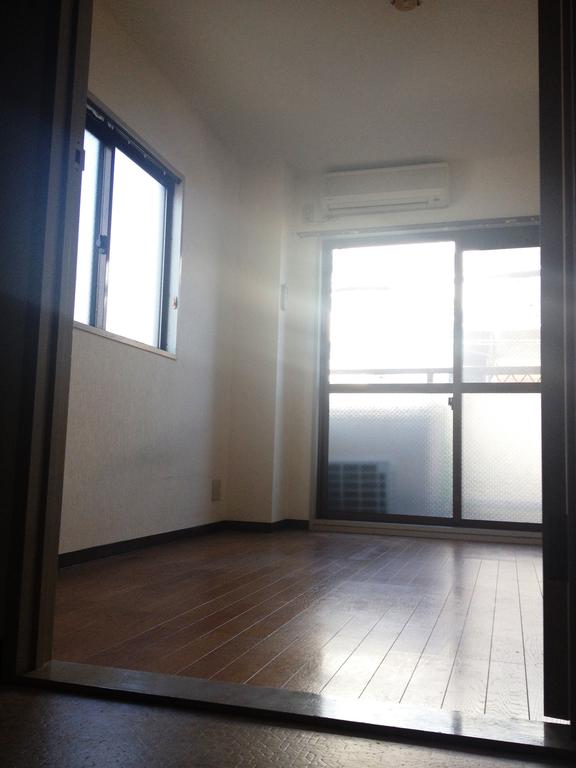 Living and room. It is air-conditioned in flooring