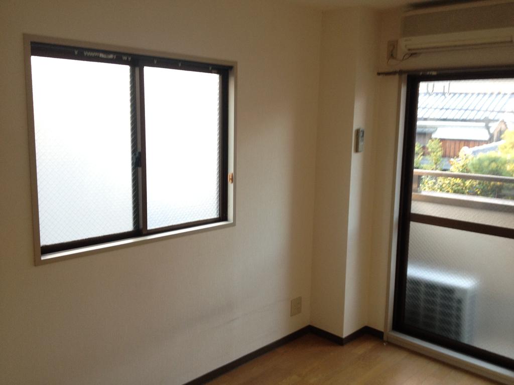 Living and room. Good lighting properties in the corner room