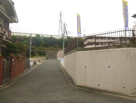 Local photos, including front road. North-east corner lot! The width of the front road is located about 4.7m!