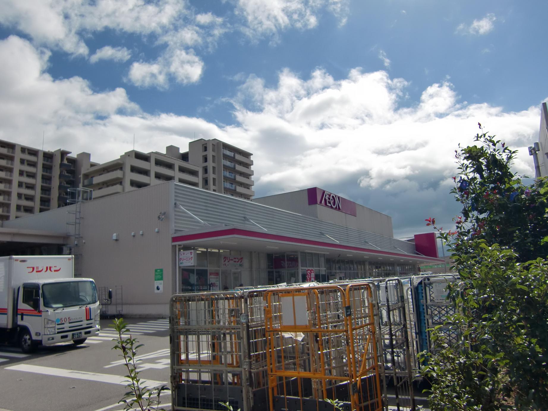 Supermarket. Maxvalu Takatsuki south store up to (super) 470m