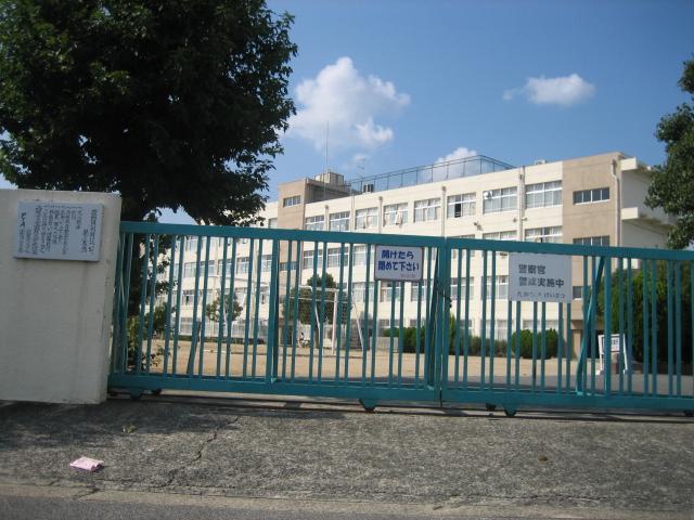 Primary school. Takatsuki Municipal five hundred living up to elementary school 829m