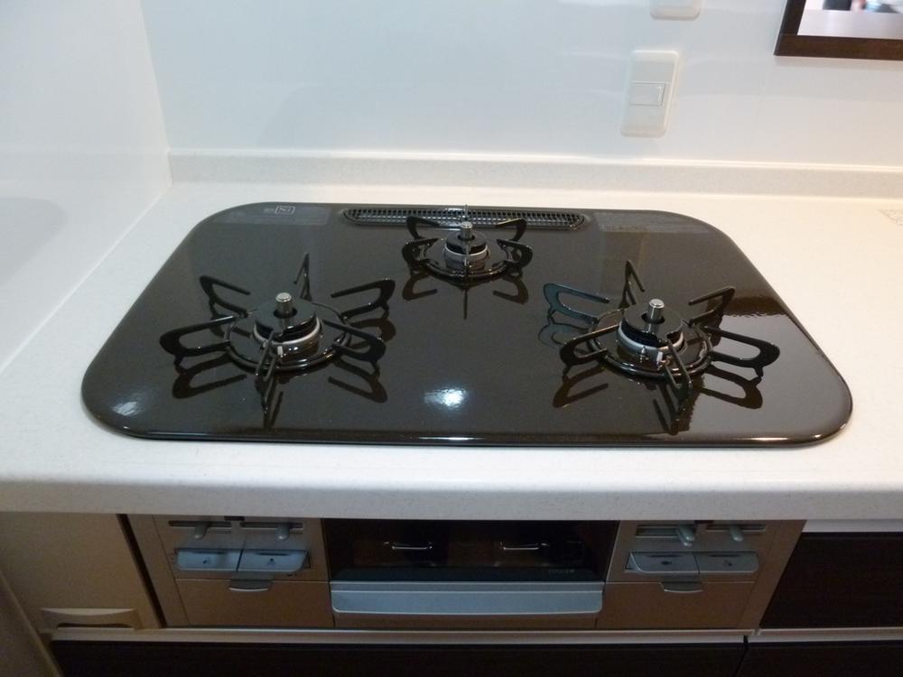Kitchen.  ■ Spread stove
