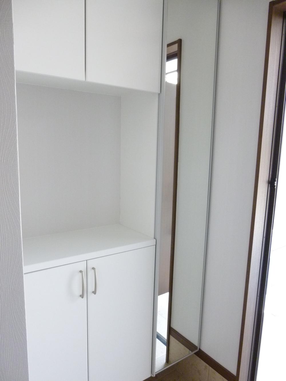 Entrance.  ■ Entrance storage