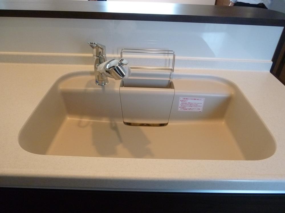 Kitchen.  ■ Clean sink