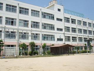 Primary school. 698m to Takatsuki Municipal Okusaka Elementary School