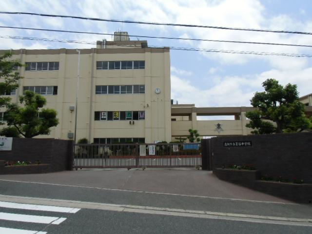 Junior high school. 704m to Takatsuki Municipal Shibatani junior high school