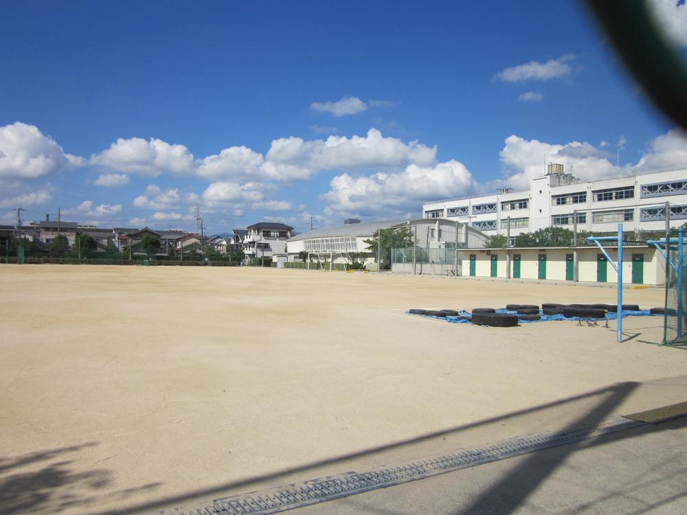 Junior high school. 1200m to Takatsuki Municipal sixth junior high school