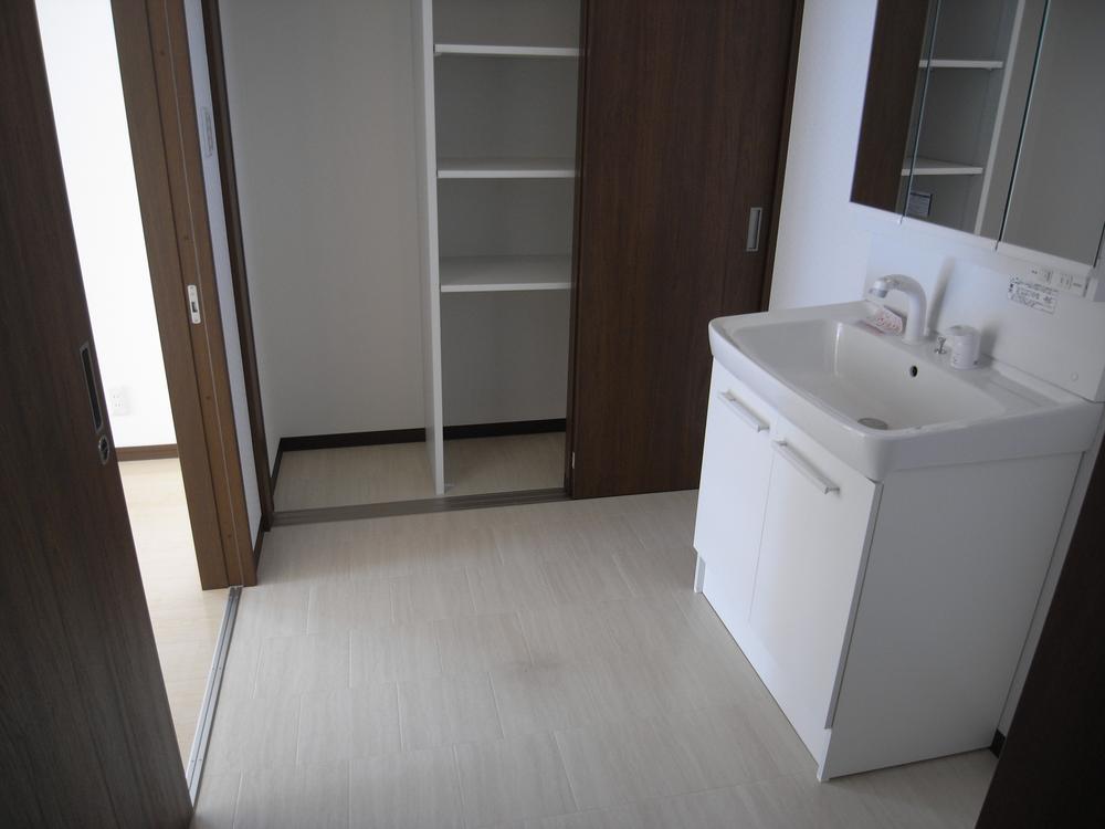 Wash basin, toilet. Indoor (11 May 2013) Shooting