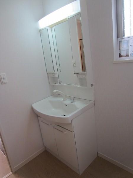 Wash basin, toilet. Local (June 2013) Shooting