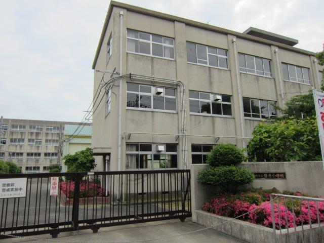 Primary school. 1127m to Takatsuki Tatsuiwa hand Elementary School