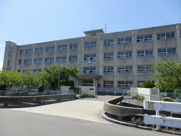 Primary school. 744m to Takatsuki Municipal Yanagawa Elementary School