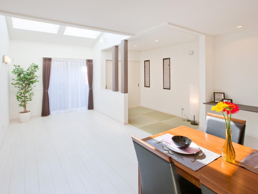 Living. LDK bathed in bright light from the top light