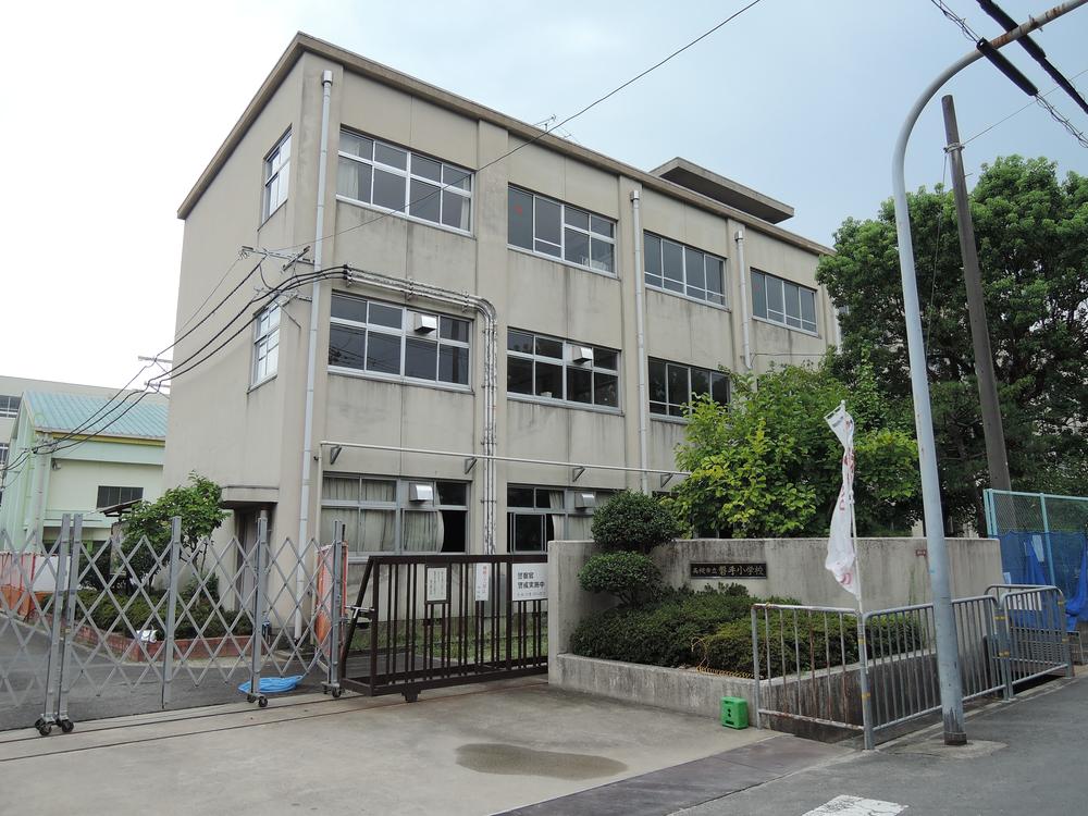 Primary school. 1441m to Takatsuki Tatsuiwa hand Elementary School