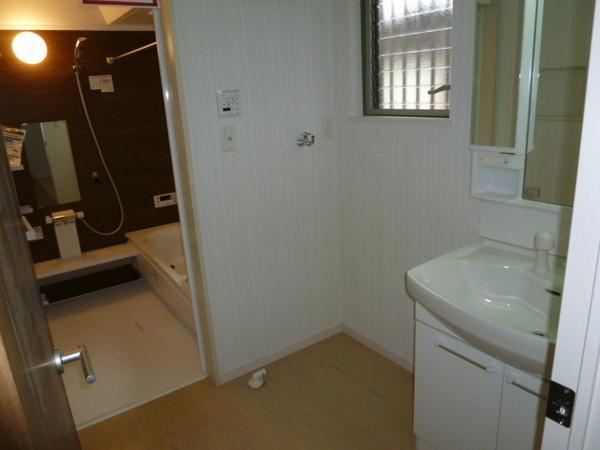 Wash basin, toilet. Vanity with excellent storage capacity and functionality