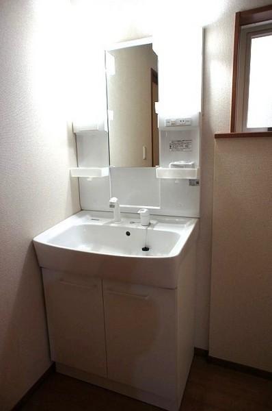 Same specifications photos (Other introspection). Dressed also smoothly with wash basin shower