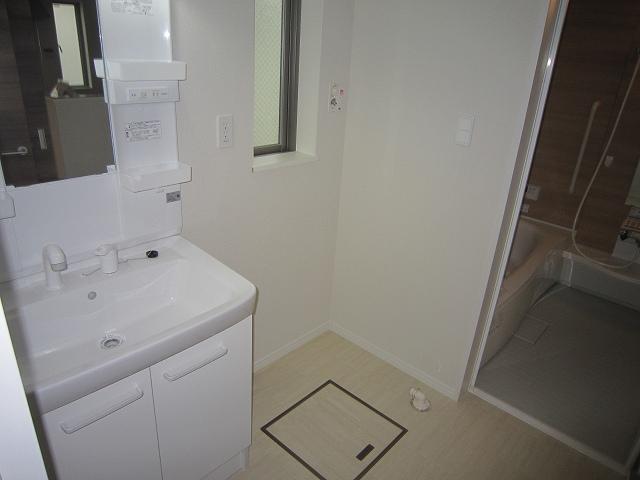 Wash basin, toilet. Indoor (12 May 2013) Shooting