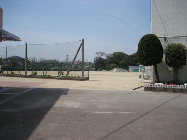 Primary school. 298m to Takatsuki Municipal Tsue Elementary School