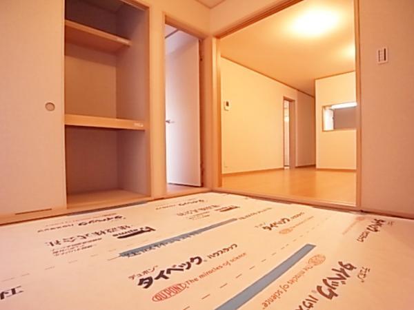 Other introspection. South-facing bright Japanese-style