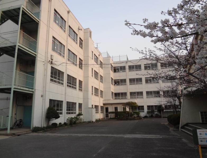 Junior high school. 917m to Takatsuki Tatsukanmuri junior high school