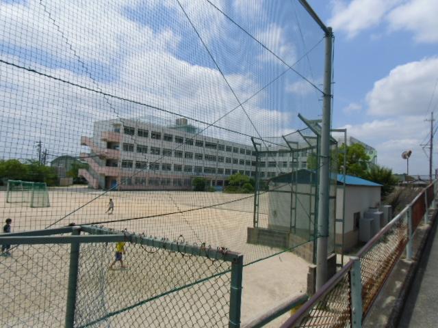 Primary school. 698m to Takatsuki Municipal Okusaka Elementary School