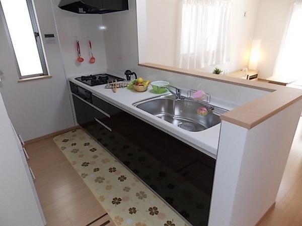 Same specifications photo (kitchen). Face-to-face kitchen that can dishes while watching how the children play in the living room