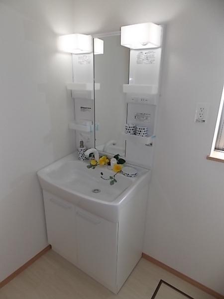Same specifications photos (Other introspection). With a convenient shower bathroom vanity