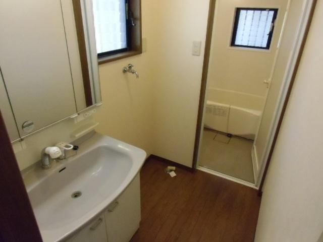 Wash basin, toilet
