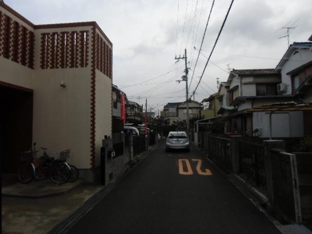 Local photos, including front road. Before the road width employees about 4m! 