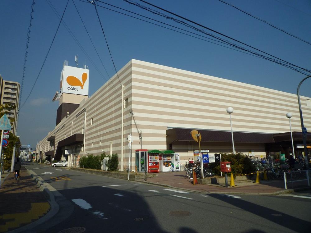 Supermarket. 85m to Daiei Settsu Tomita shop