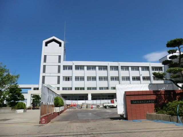 Junior high school. 1443m to Takatsuki Municipal Abu-San junior high school