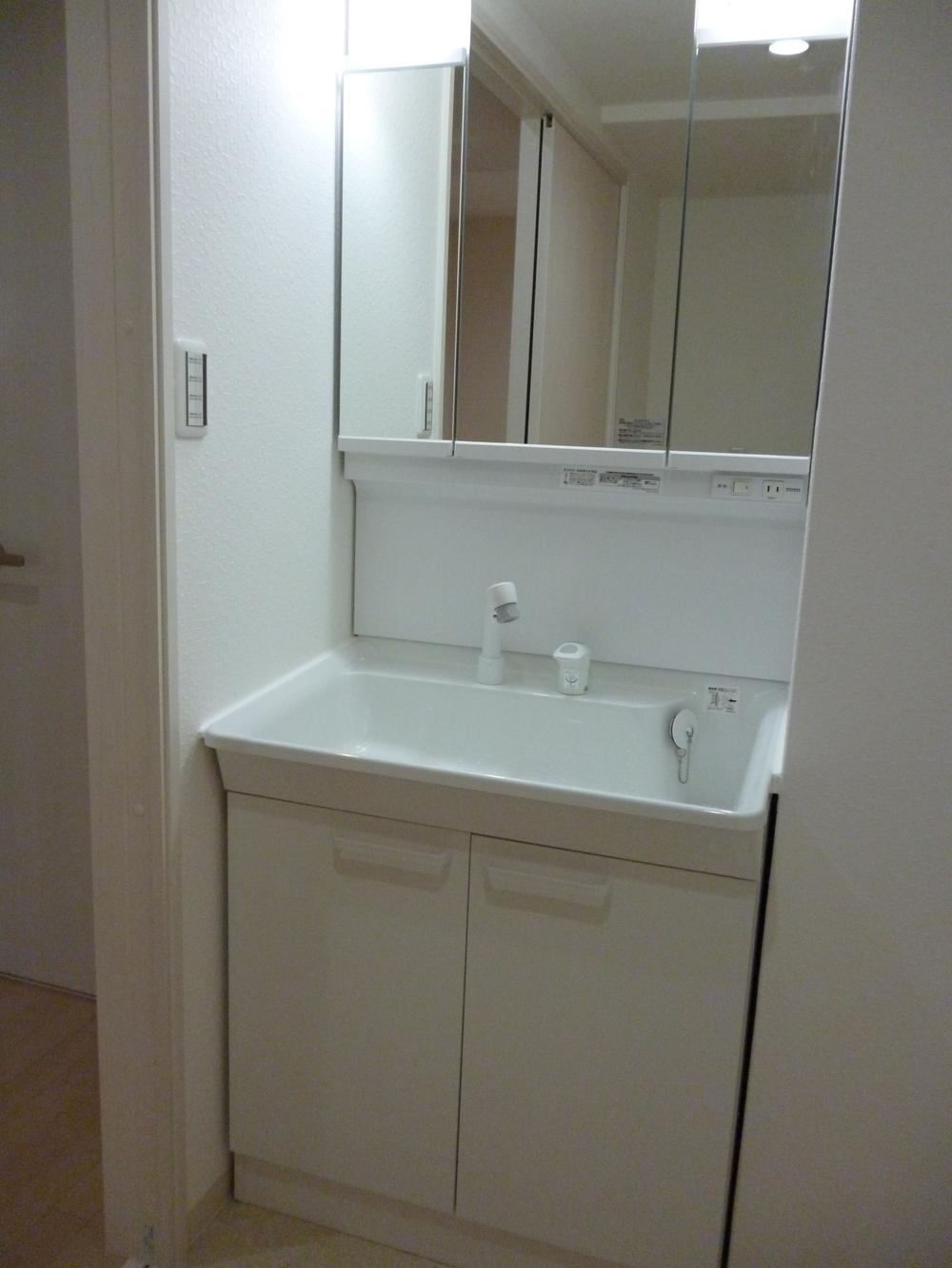 Wash basin, toilet. Indoor (10 May 2013) Shooting